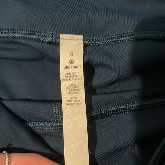 Lululemon• cropped 23 inch leggings - Picture 2 of 5